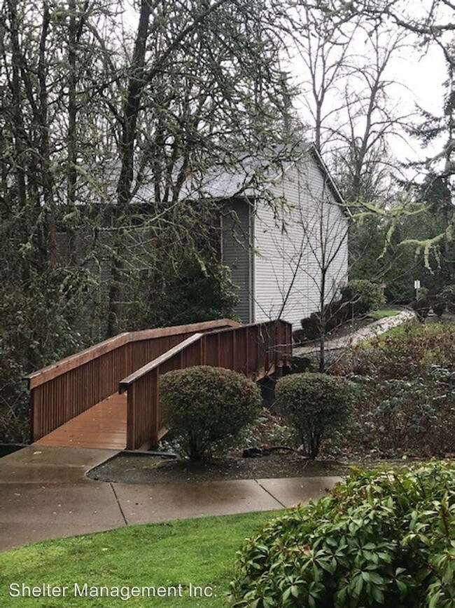 Building Photo - 1652 SE Crystal Lake Dr