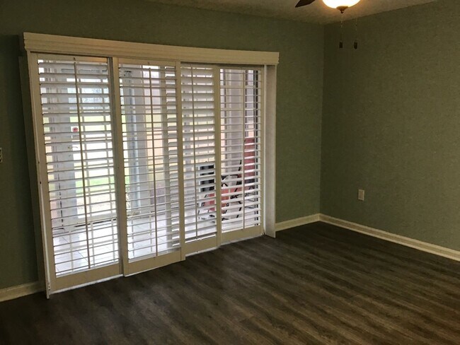 Foto del edificio - Golf Course View From This One Bedroom Con...