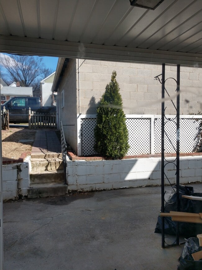 Building Photo - 519 W Potomac St