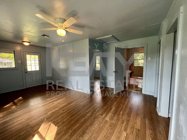 Building Photo - 4 Bedroom Home Now Available in Lafayette!