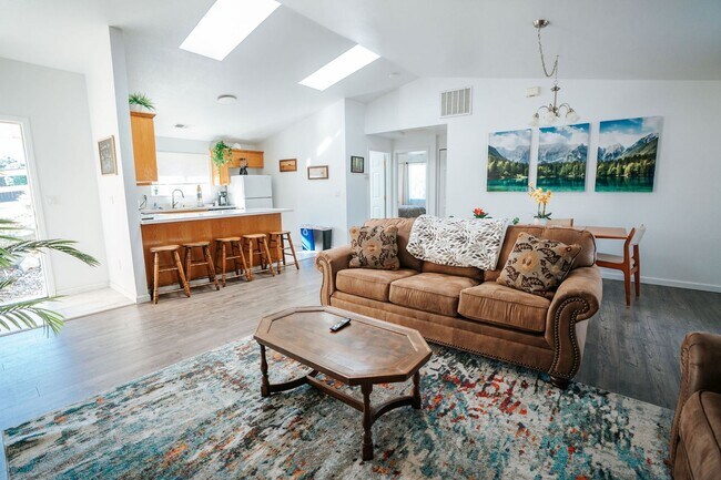 Foto del edificio - 4190 Hillside Ct