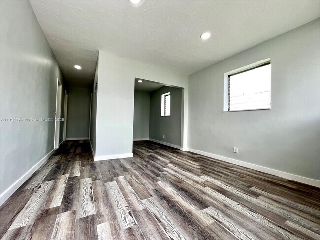 Foto del edificio - 801 NW 7th Ave