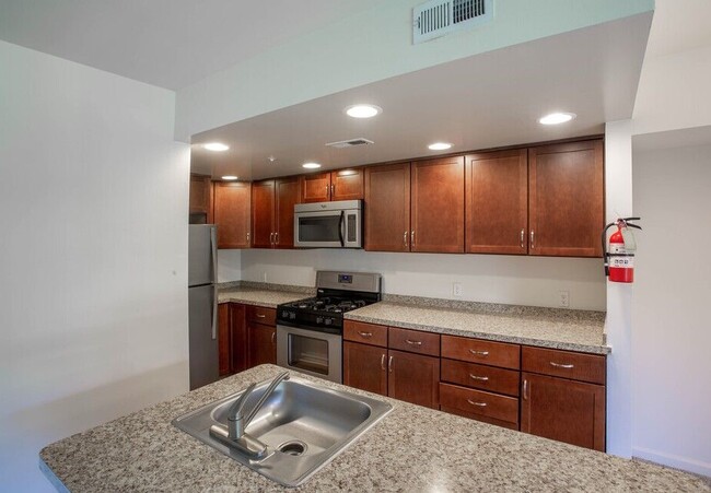 Kitchen-Classic - Racquet Club Apartments and Townhomes