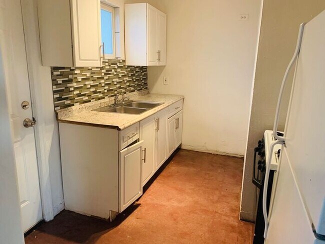 Building Photo - ONE BED ONE BATH WITH CONCRETE FLOORS