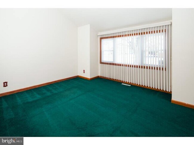 Foto del edificio - 225 Brennen Dr