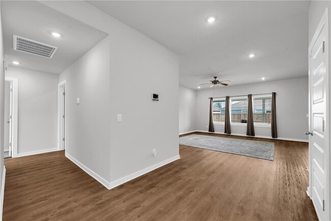 Building Photo - 4411 W Canyon Run Dr