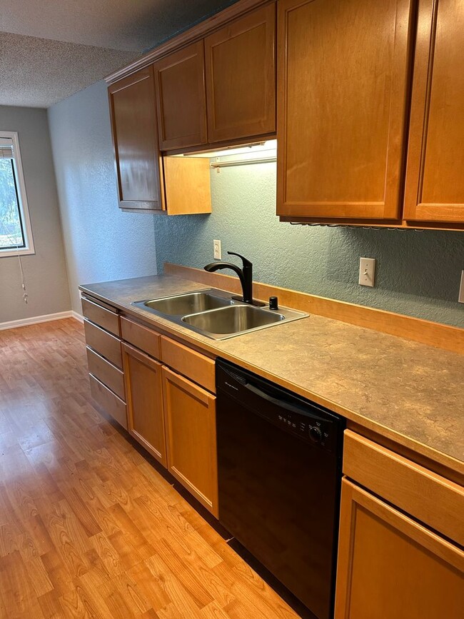 Building Photo - 2 bedroom, 2 bath condo North Seattle.