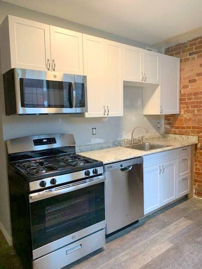 Building Photo - Amazing Fully Renovated 5 Bedroom (or 6)/ ...