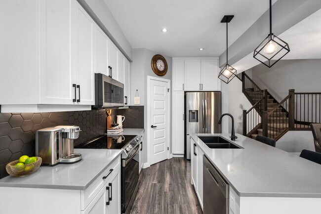 Photo du bâtiment - Komoka — Stunning 3 Bedroom Home for Rent with  Fenced Yard & Garage