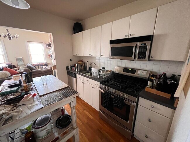 Building Photo - 462 Monmouth St