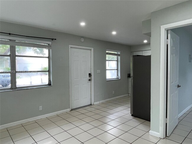Foto del edificio - 325 SW 14th Ct