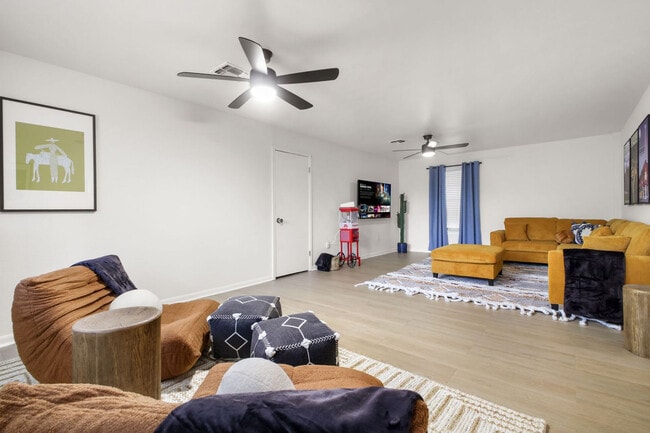 Building Photo - 5410 King Richard St