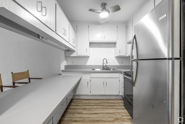 1BR, 1BA - 785SF - Kitchen - Cedar Tropics