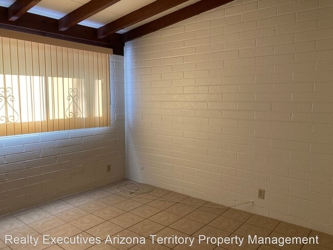 Building Photo - 2 br, 1 bath House - 1047 E. Knox Unit #1