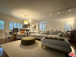 Building Photo - 2318 Fox Hills Dr