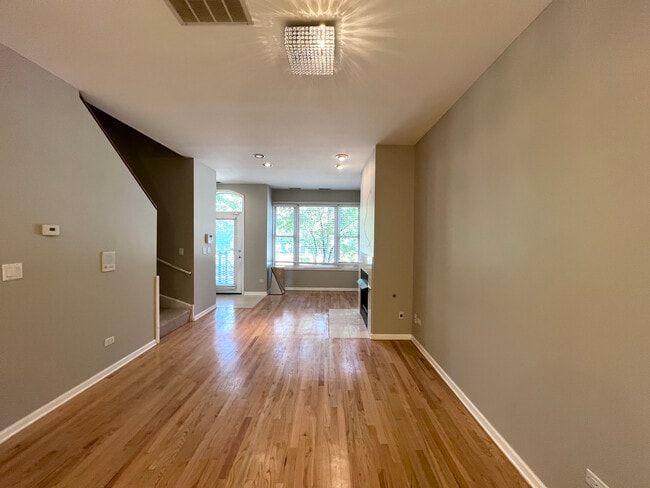 Foto del edificio - 1354 S Indiana Ave