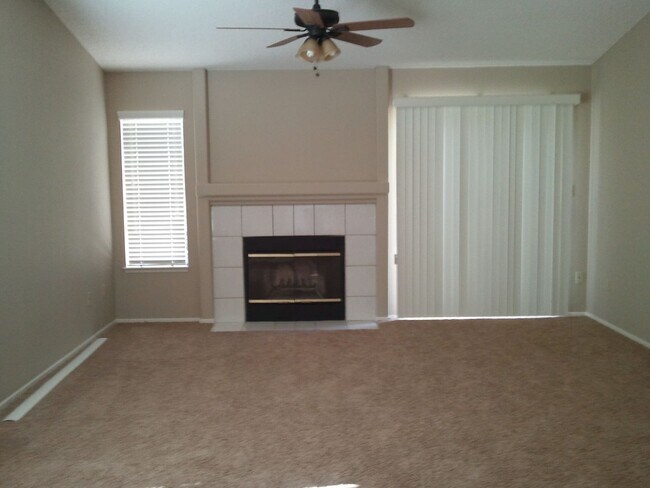 Foto del edificio - 921 Harvest Creek Rd