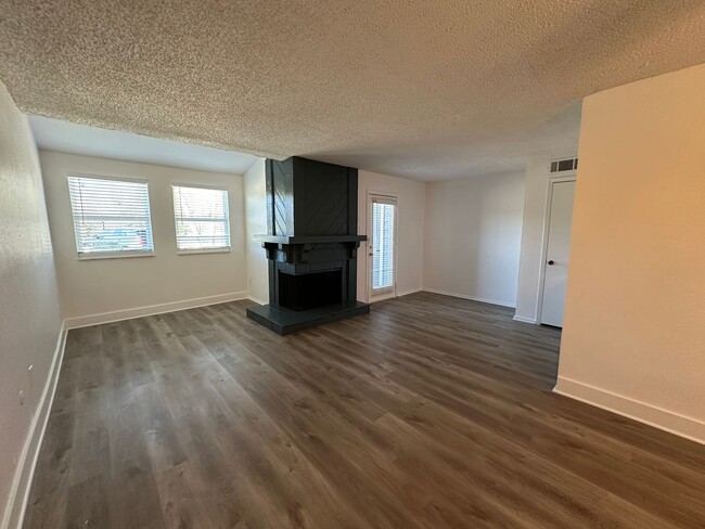 Building Photo - Charming 2-Bed Unit in Dallas!