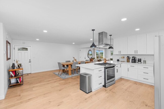 Building Photo - 2217 Cardinal Dr