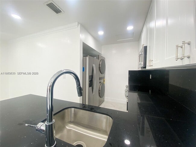 Building Photo - 2550 W 67th Pl