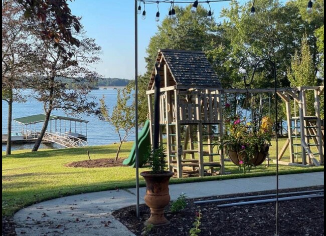 Foto del edificio - 219 Edgewater Dr