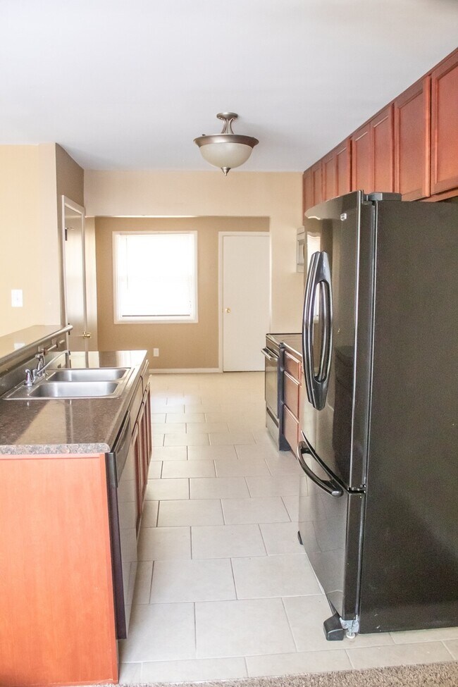 Foto del edificio - 3 Bedroom W/ Large Basement Available Now ...