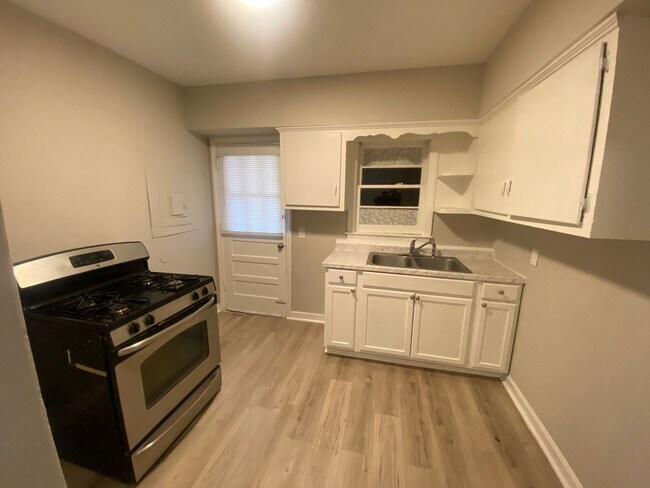 Foto del edificio - 127 Torch Hill Rd