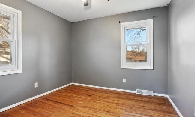 Building Photo - 5037 NE 56th Terrace