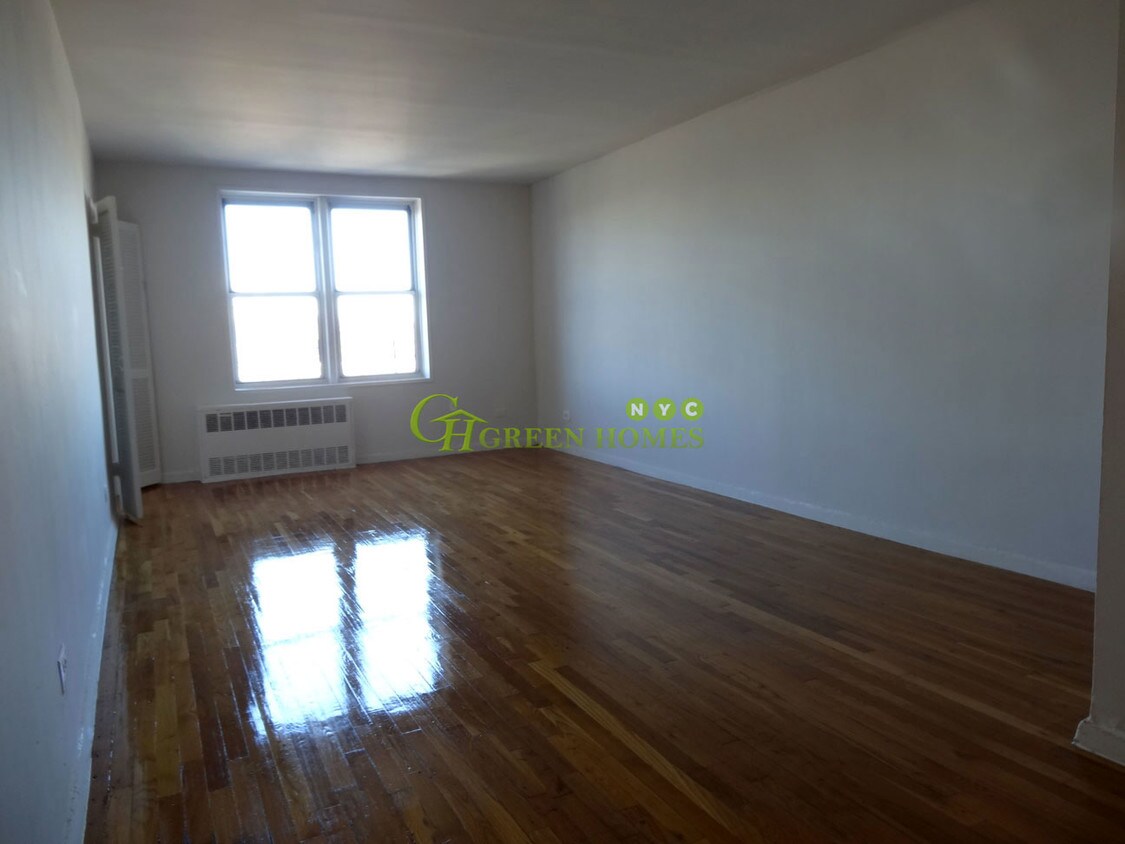 Livingroom - 40-53 61st St