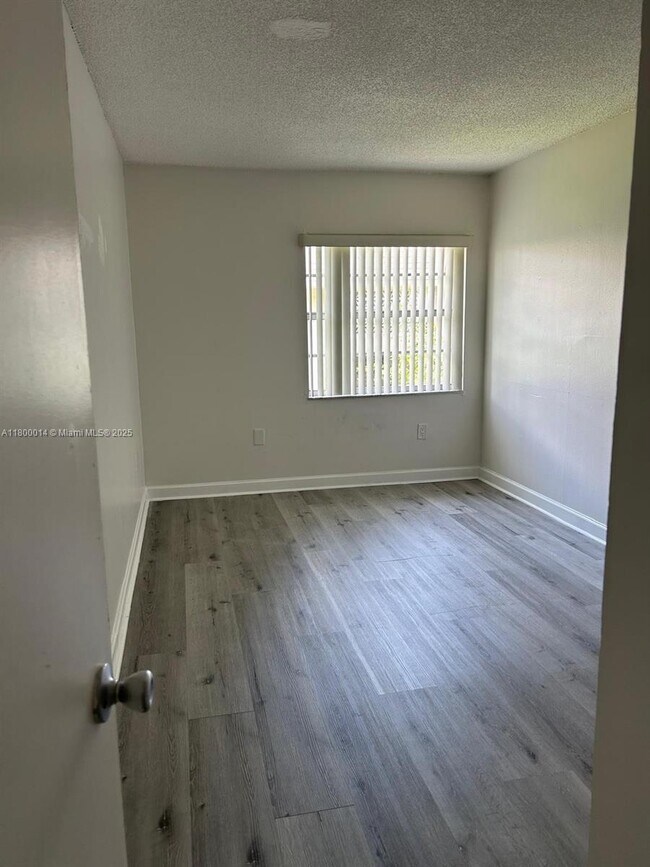 Foto del edificio - 4393 NW 11th St