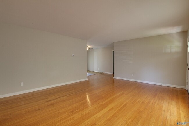 Foto del edificio - 1905 Country Club Rd SE