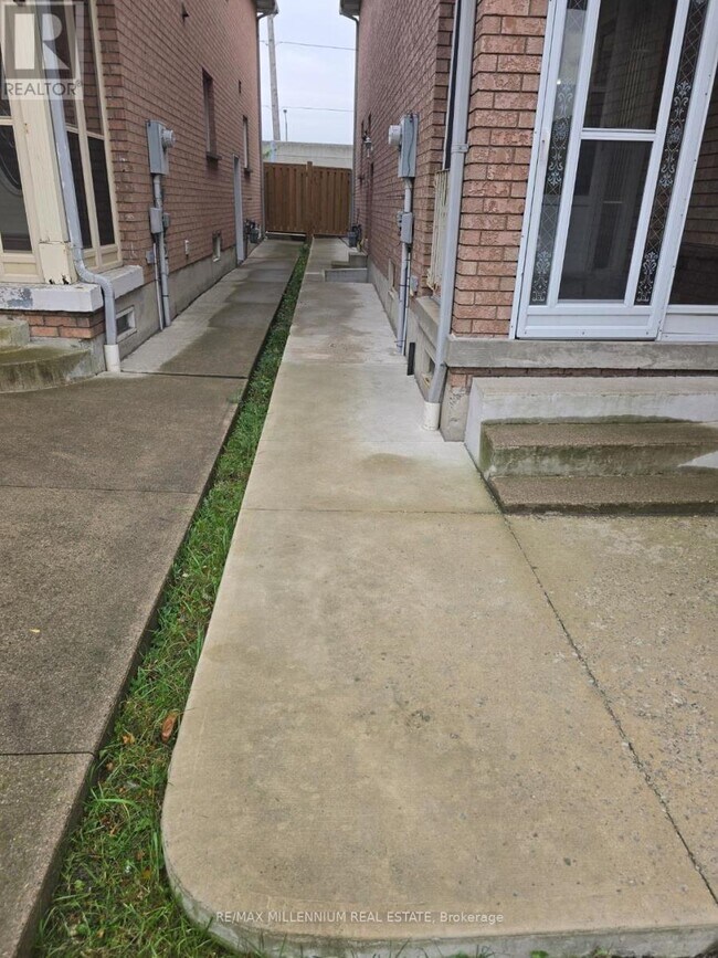 Photo du bâtiment - 83 Cinrickbar Dr