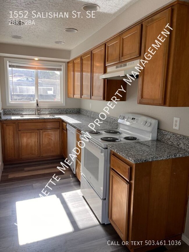 Building Photo - Updated 2 Bedroom 1.5 Bath Townhouse, Wate...