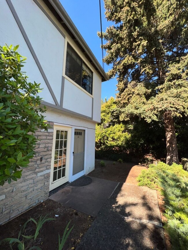 Building Photo - Two bedroom townhouse near Ashland Communi...