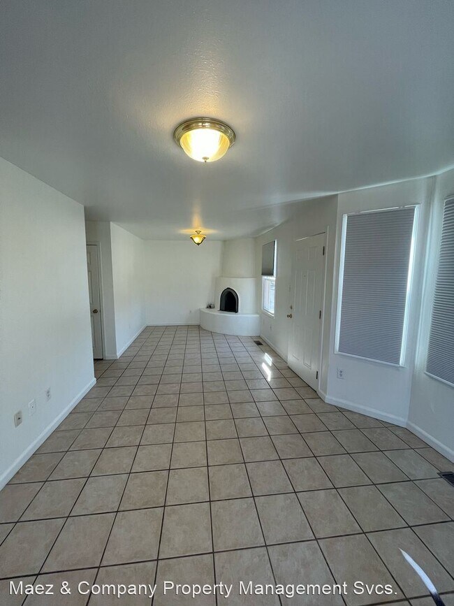Building Photo - 2 br, 1 bath House - 2702 Cl. de Oriente N...
