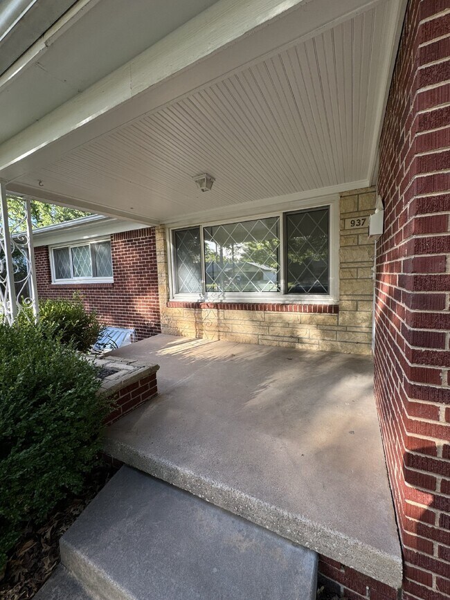 Building Photo - 3 bedroom, 1 bathroom house with partially...