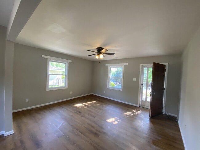 Building Photo - 717 Lunar Dr