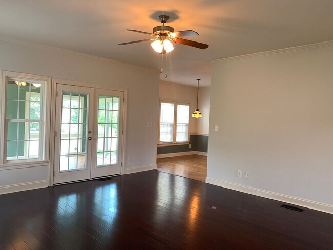 Building Photo - Expansive Residence, Main Level Primary Be...