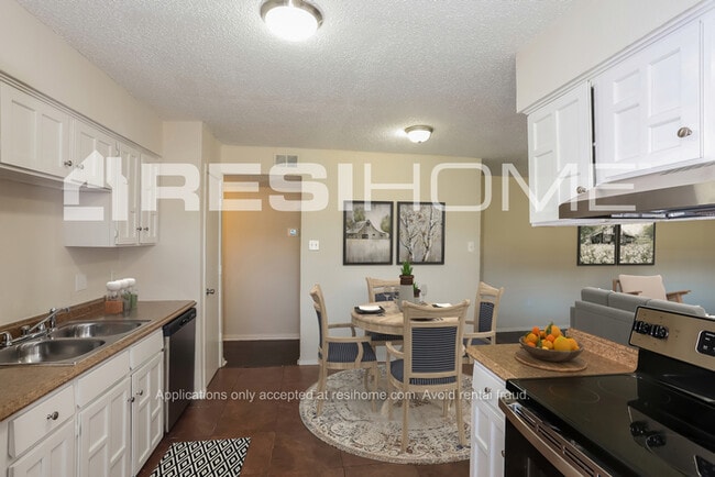 Building Photo - 605 Plantation Drive