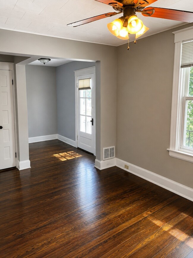 Building Photo - 206 Oak St