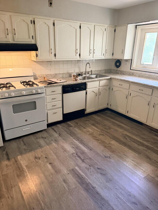 Building Photo - Newly Renovated 3-Bedroom Home with Spacious Yard