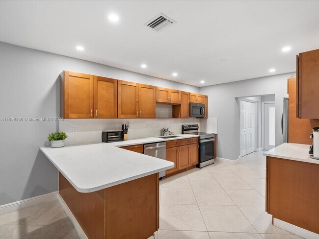 Building Photo - 5061 SW 27th Ave