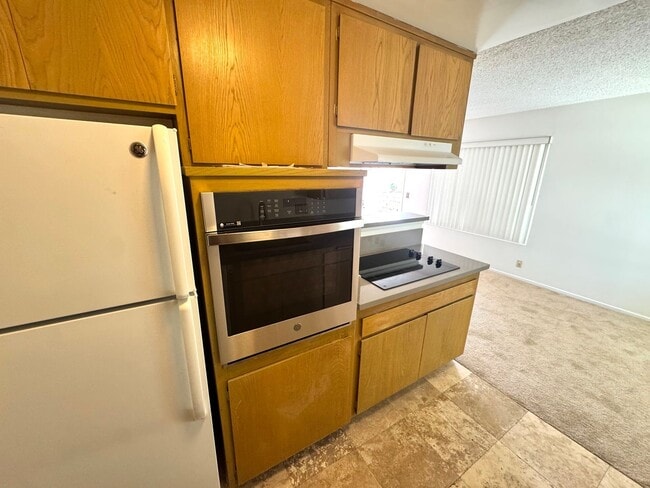Foto del edificio - Upgraded Spacious and Bright Upstairs One Bedroom