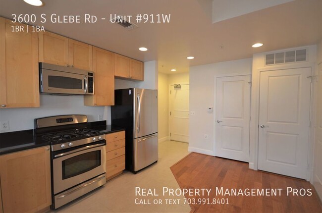 Building Photo - Beautiful Corner Unit w/ Water View at the...