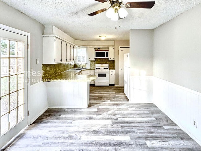 Building Photo - 1756 S Pine Ave