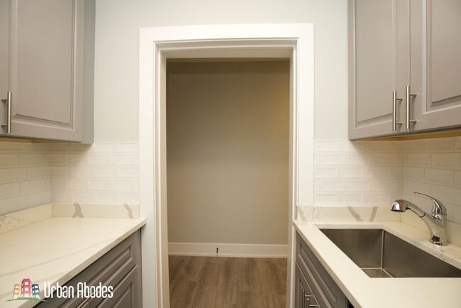 Building Photo - 535 W Belmont Ave