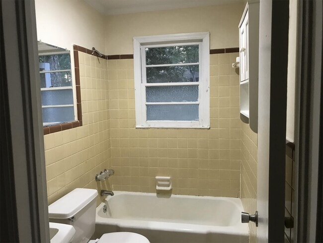 Foto del edificio - 1319 Greenview Dr