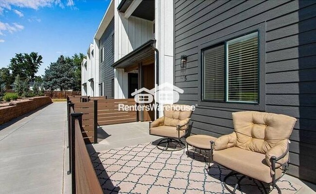 Building Photo - Don't miss out on this stunning 3 Bed 3 Bath Townhome