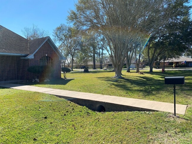 Foto del edificio - 301 Jansen Dr