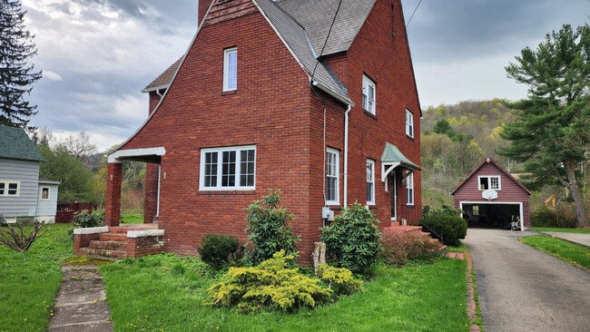 Foto del edificio - Four Bedroom Single Family home in Derreck...